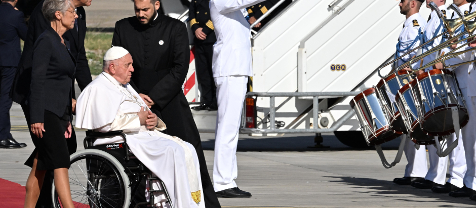 El Papa Francisco, a su llegada al aeropuerto de Marsella