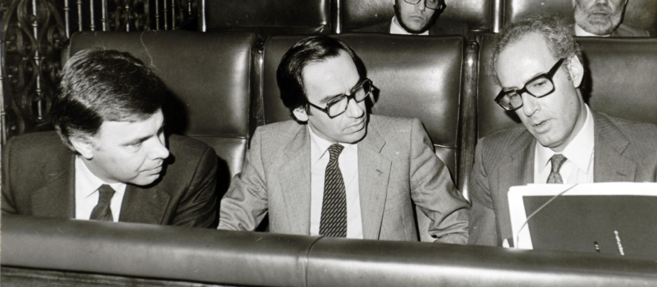 El entonces presidente del Gobierno, Felipe González, junto a Alfonso Guerra y a Miguel Boyer en el Congreso