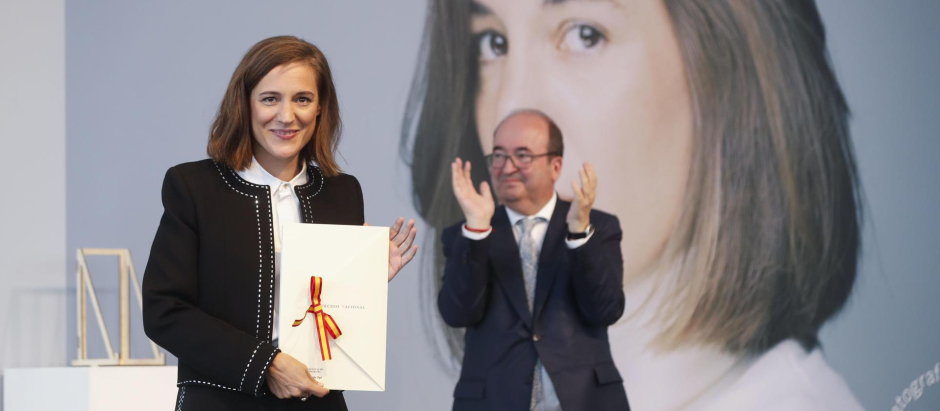 Carla Simón ha recibido este sábado el Premio Nacional de Cinematografía de manos de Miquel Iceta