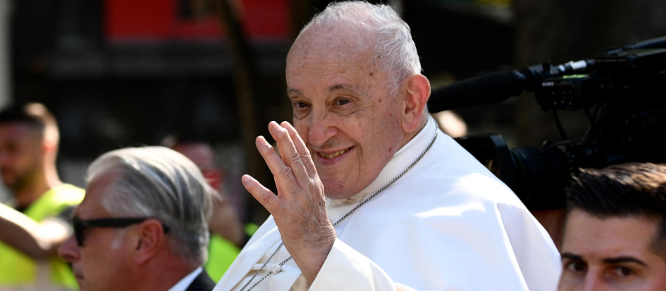 El Papa Francisco saluda mientras viaja en su papamóvil entre peregrinos y espectadores