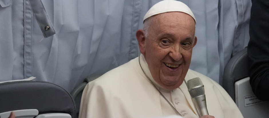 El Papa Francisco se dirige a los periodistas en su vuelo de regreso de Marsella a Roma