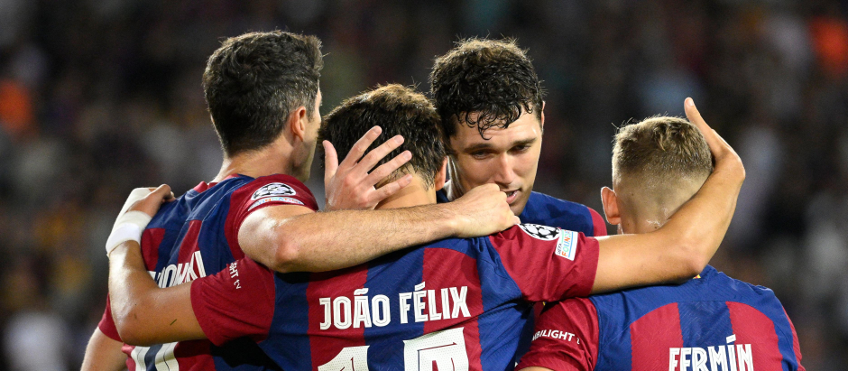 Joao Félix, en el centro de la imagen, en la celebración de un gol del Barça