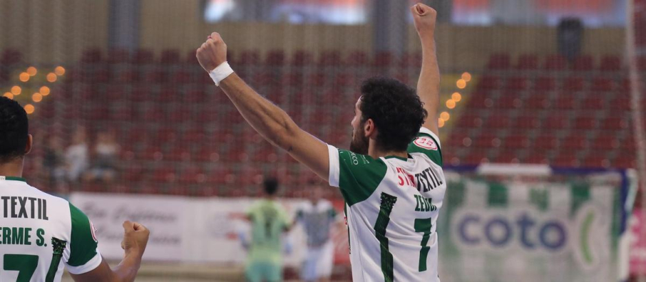 Zequi celebra uno de los goles ante el Alzira