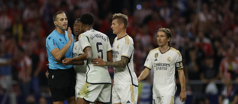 Los jugadores del Real Madrid en las quejas a Alberola Rojas, árbitro del derbi