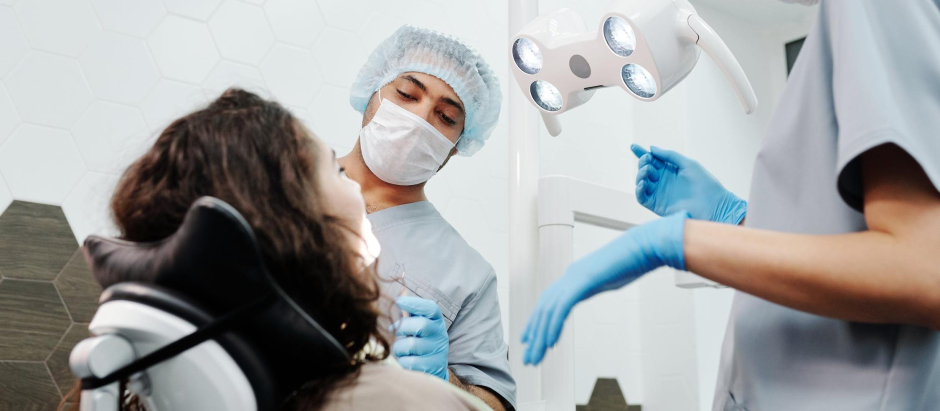 Dentista atendiendo un paciente