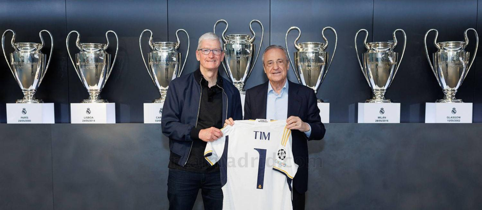 Tim Cook, director ejecutivo de Apple, visitó este sábado la Ciudad Real Madrid, donde Florentino Pérez, lo recibió en la sala de juntas