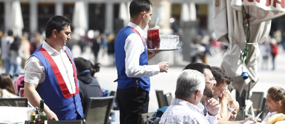 Dos camareros en la Plaza Mayor de Madrid