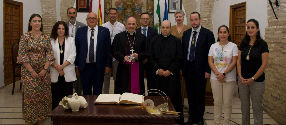Monseñor Antonio Prieto con el alcalde y concejales de La Rambla