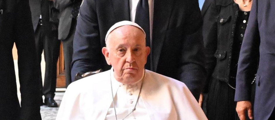 El Papa Francisco presenta sus respetos ante el ataúd del fallecido presidente emérito de la república italiana Giorgio Napolitano