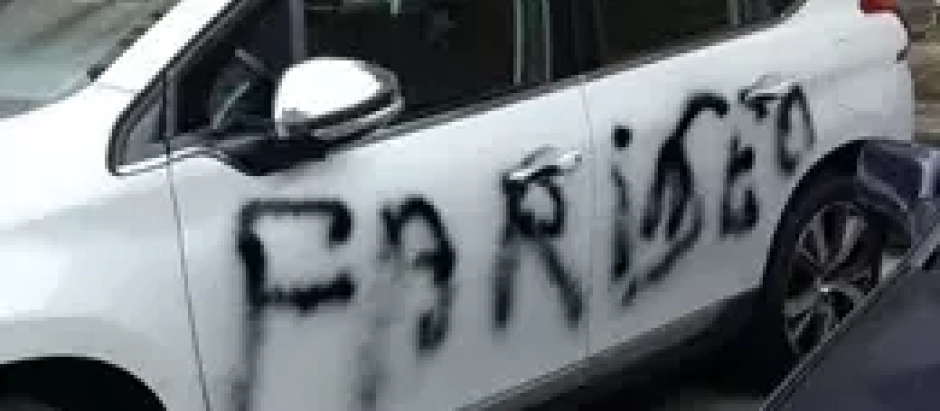 El coche particular de sacerdote ha aparecido con pintadas de "muerte al fariseo"