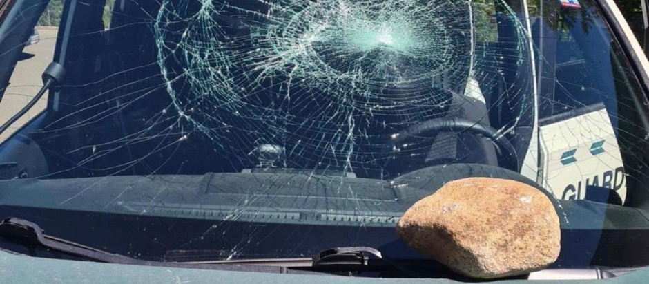 Imagen de la piedra arrojada contra el coche de la Guardia Civil