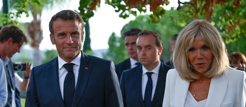 EL presidente francés, Emmanuel Macron, y su esposa Brigitte