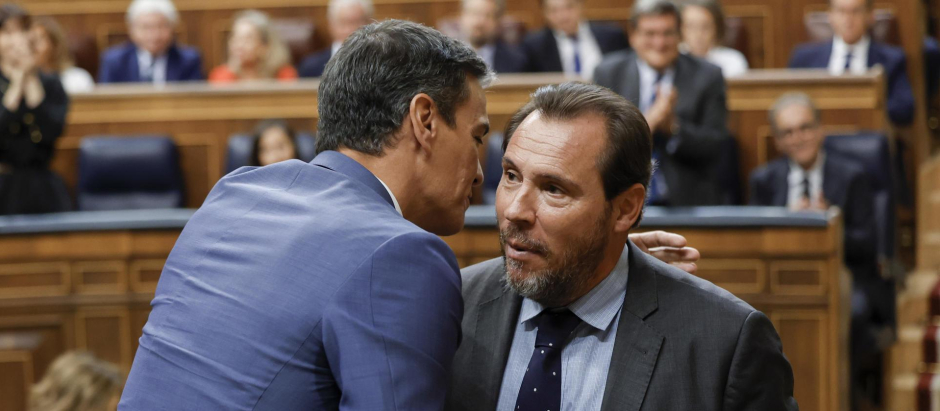 El presidente del Gobierno en funciones, Pedro Sánchez, saluda al diputado del PSOE Óscar Puente (d), en la primera sesión del debate de investidura