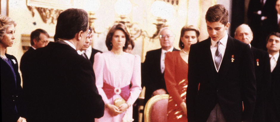 El príncipe Felipe de Borbón durante su jura de la Constitución en Madrid
en la foto : Elena y Cristina de Borbón
30/01/1986