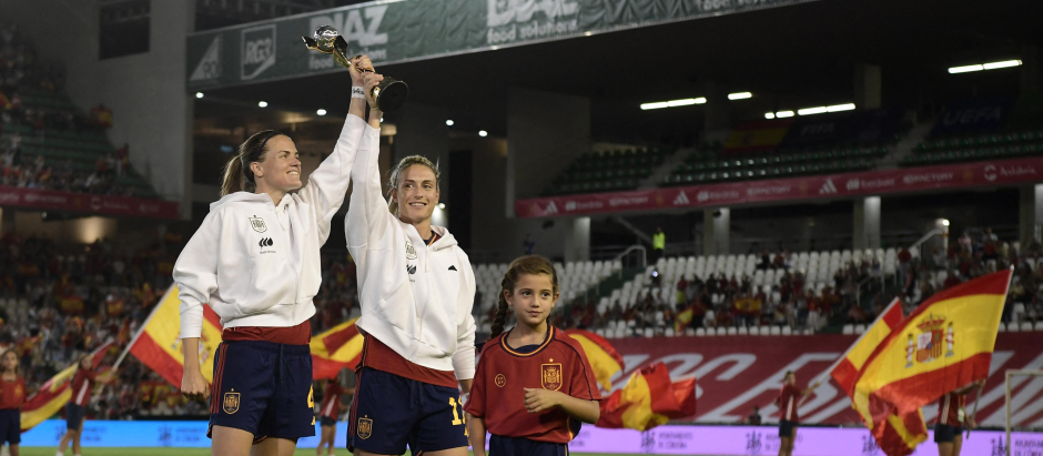 Alexia Putellas e Irene Paredes, con el trofeo de campeonas del mundo