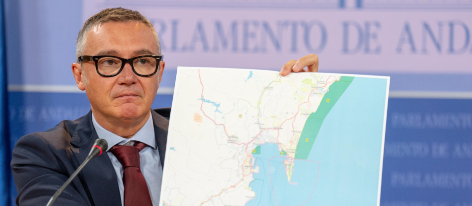 El portavoz de Vox en Andalucía, Manuel Gavira, con el mapa de las zonas de pesca del estrecho de Gibraltar