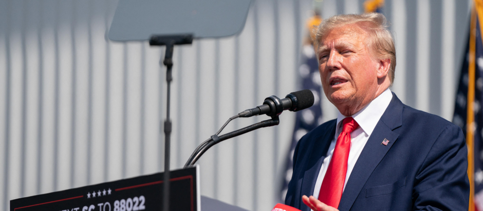 El expresidente Donald Trump habla ante una multitud durante un mitin de campaña