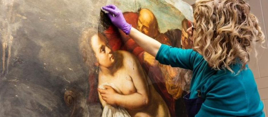 Una restauradora trabaja en el cuadro 'Susana y el viejo', de Artemisia Gentileschi