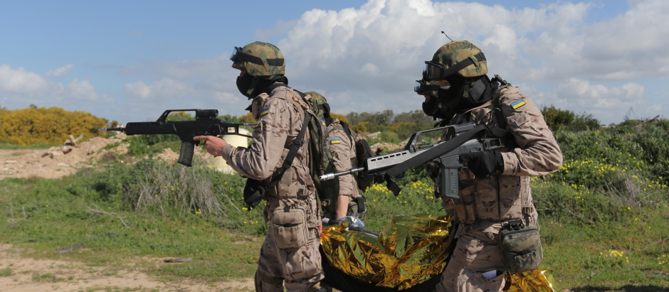 Los soldados ucranianos reciben formación para el traslado y tratamiento de los heridos