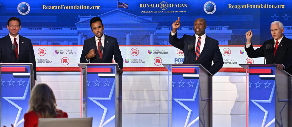 (L-R) Florida Governor Ron DeSantis looks on as entrepreneur Vivek Ramaswamy, US Senator from South Carolina Tim Scott, and former US Vice President Mike Pence gesture during the second Republican presidential primary debate at the Ronald Reagan Presidential Library in Simi Valley, California, on September 27, 2023. (Photo by Robyn BECK / AFP)