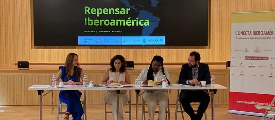 Una de las mesas de debate del encuentro "Repensar Iberoamérica"