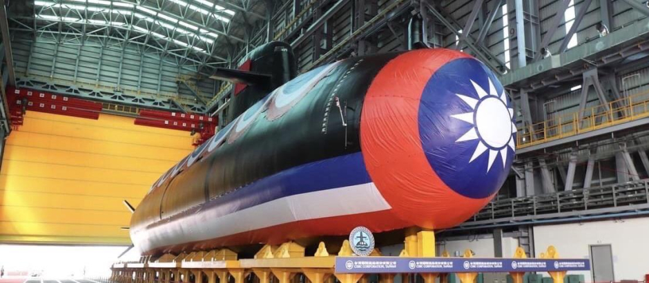 El primer submarino construido en Taiwán fue presentado en una ceremonia en Kaohsiung