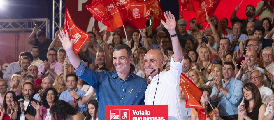 El presidente del Gobierno en funciones, Pedro Sánchez, y el exalcalde de Sevilla Antonio Muñoz, en un acto del PSOE