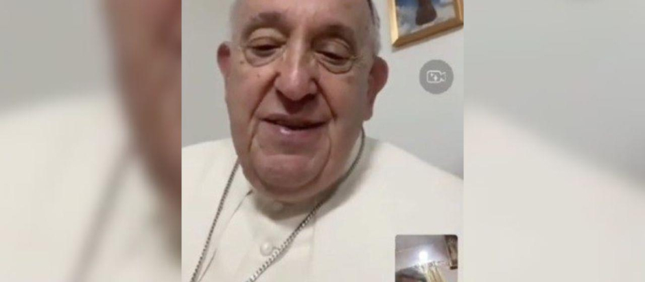 Captura de la videollamada del Papa