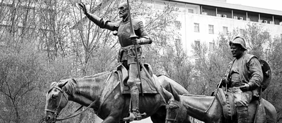 Escultura de don Quijote y Sancho en la Plaza de España de Madrid