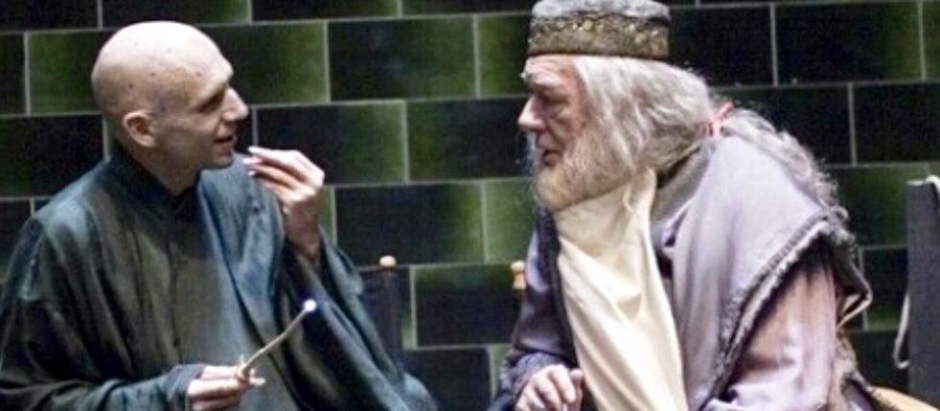 El actor Ralph Fiennes junto a Michael Gambon en el rodaje de Harry Potter y las Reliquias de la Muerte