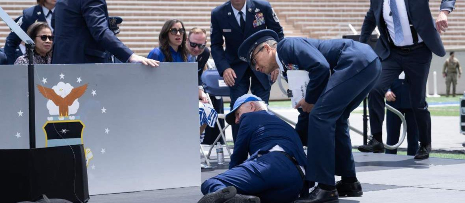 El presidente se cayó del escenario de la Academia de la Fuerza Aérea en junio