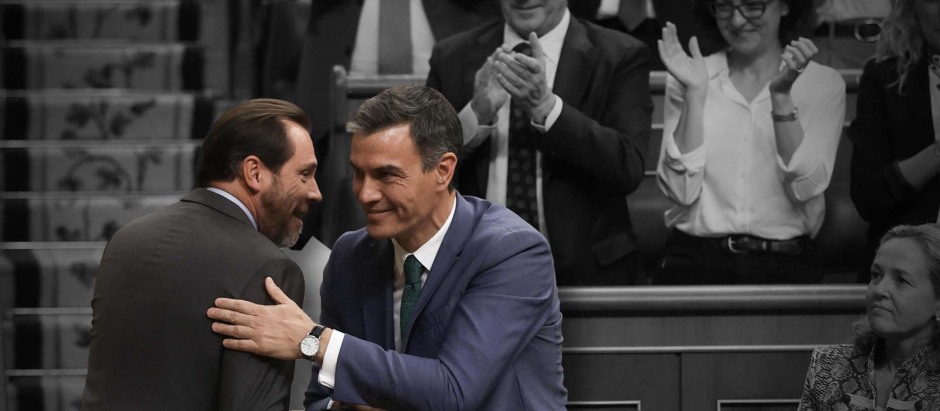 El presidente del Gobierno en funciones, Pedro Sánchez, saluda al diputado del PSOE Óscar Puente