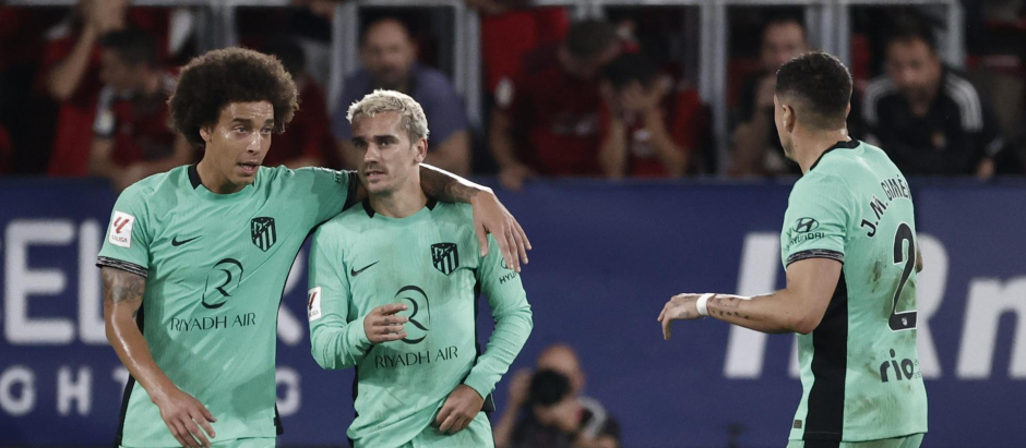 Antoine Griezmann celebra con su compañero Axel Witsel el primer gol del partido conseguido ante Osasuna
