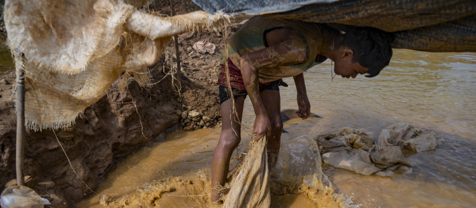 Un joven minero venezolano trabaja en una mina a cielo abierto en busca de oro para luego venderlo en El Callao, Estado Bolívar, Venezuela