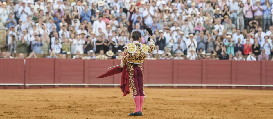 El Diestro madrileño Julián López 'El Juli' brinda al público la faena de su segundo y último toro en la Maestranza de Sevilla