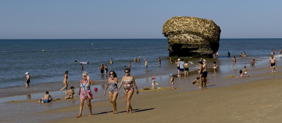 Varios bañistas combaten el calor en la playa de Matalascañas, Huelva, este domingo