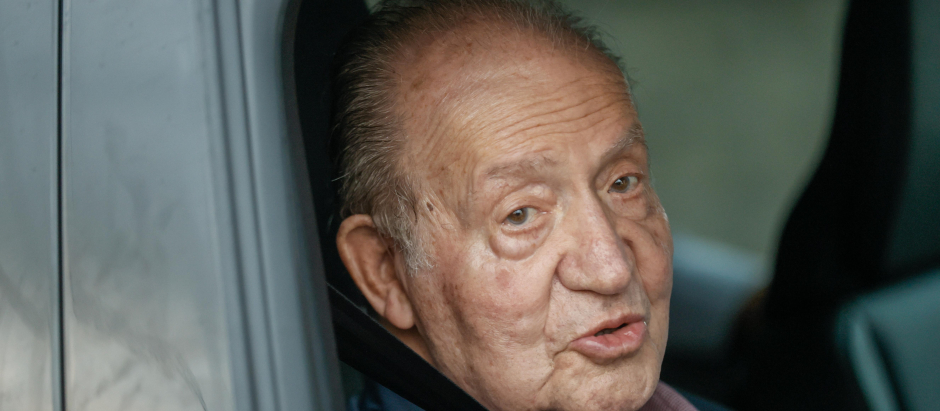 El Rey Juan Carlos se despide de los periodistas a la salida de la casa de su amigo Pedro Campos