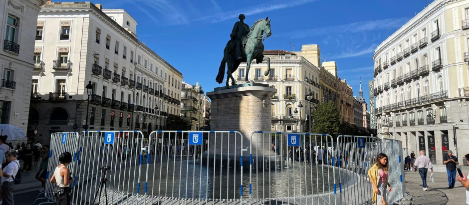 La estatua Carlos III blindada