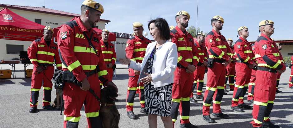 La ministra Margarita Robles ha visitado el Cuarto Batallón de la UME para agradecerles su labor en Marruecos