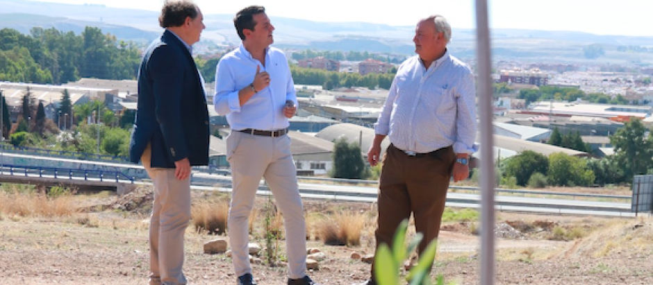 El alcalde visita el que será nuevo tramo del Anillo Verde en la Ronda Norte