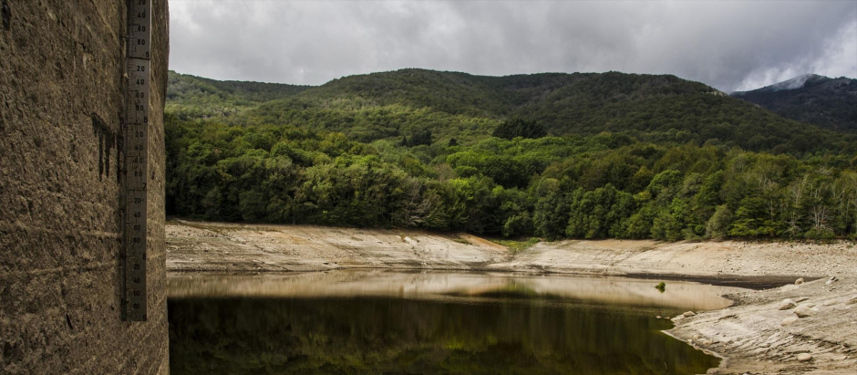 El pantano de Santa Fe seco, en el parque natural del Montseny