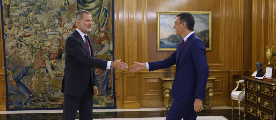 El rey Felipe VI estrecha la mano al líder del PSOE