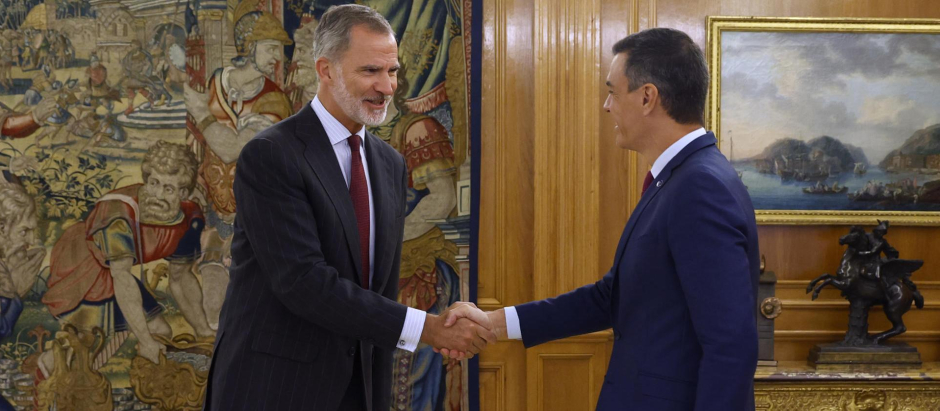 El Rey Felipe VI (i) estrecha la mano al líder del PSOE y presidente del Gobierno en funciones, Pedro Sánchez, antes de su encuentro celebrado este martes