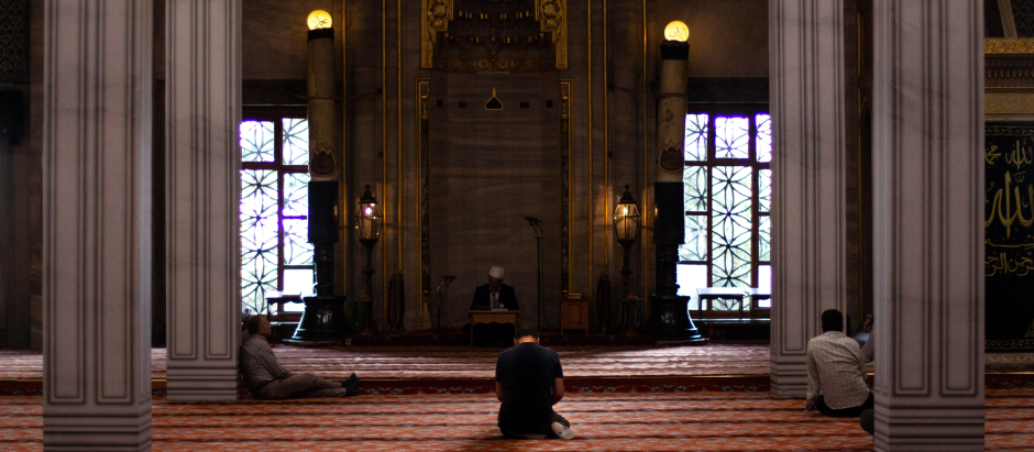 Fieles musulmanes rezan en una mezquita en Estambul