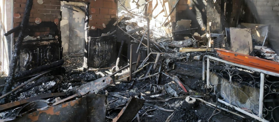 El interior quemado de una discoteca donde un incendio mató al menos a trece personas en Murcia