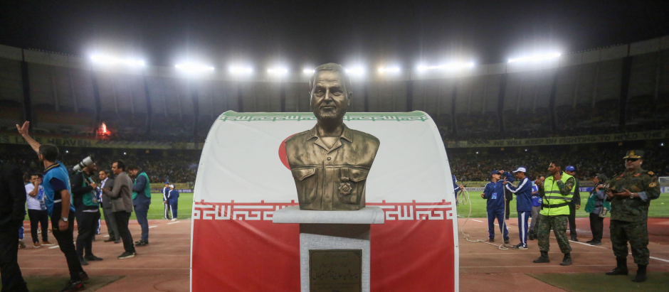El busto de la discordia: por la presencia de este homenaje a Qasem Soleimani el equipo de Benzema no jugó un partido de fútbol en Irán