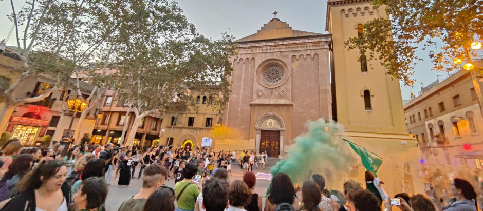 Manifestación proaborto ante la parroquia de Santa María del Remei