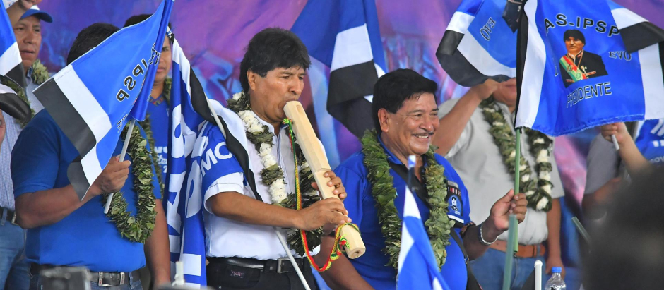 AME4446. LAUCA Ñ (BOLIVIA), 03/10/2023.- El ex presidente Evo Morales (c) toca un instrumento de viento hoy, durante un congreso del Movimiento Al Socialismo, MAS, en Launa Ñ (Bolivia). El congreso nacional del gubernamental Movimiento al Socialismo (MAS) comenzó este martes con consignas a favor del exmandatario boliviano Evo Morales y su anunciada candidatura a los comicios de 2025, y acusaciones contra el presidente del país, Luis Arce, por su supuesta "traición" al partido. EFE/Jorge Abrego