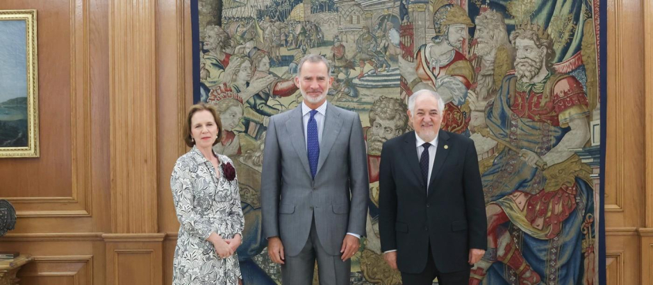 El Rey junto a la presidenta del Tribunal Europeo de Derechos Humanos (TEDH), Siofra O`Leary, y al presidente del Tribunal Constitucional, Cándido Comde-Pumpido