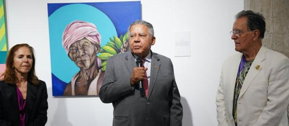 El embajador de República Dominicana en la exposición Reflejos del Caribe en la Fundación AN-A, de Madrid